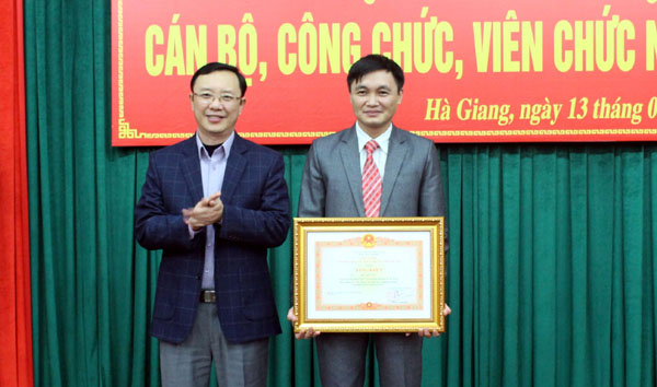 Phó Bí thư Thường trực Tỉnh ủy, Chủ tịch HĐND tỉnh Thào Hồng Sơn trao Bằng khen của Thủ tướng Chính phủ cho đồng chí Đỗ Anh Tuấn, Tỉnh ủy viên, Trưởng ban Kinh tế-Ngân sách HĐND tỉnh.