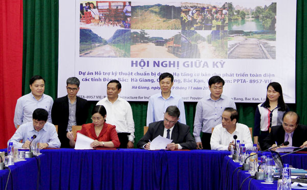 Lãnh đạo 4 tỉnh vùng Đông Bắc (Hà Giang, Lạng Sơn, Cao Bằng và Bắc Kạn) cùng đại diện Ngân hàng AND ký Biên bản ghi nhớ tại Hội nghị giữa kỳ Dự án Hỗ trợ kỹ thuật hạ tầng cơ bản phát triển toàn diện các tỉnh Đông Bắc. Ảnh: PHI ANH