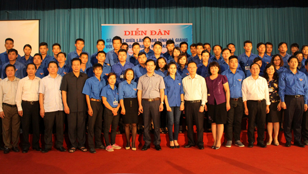 Bí thư Tỉnh ủy Triệu Tài Vinh; Phó Bí thư Thường trực Tỉnh ủy, Chủ tịch HĐND tỉnh Thào Hồng Sơn; Chủ tịch UBND tỉnh Nguyễn Văn Sơn và các đại biểu tại “Diễn đàn gặp mặt giữa lãnh đạo tỉnh với các nhóm thanh niên khởi nghiệp”. Ảnh: NGUYỄN PHƯƠNG