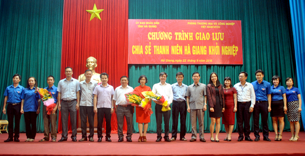 Lãnh đạo tỉnh, các ngành, doanh nhân và đoàn viên, thanh niên tại một chương trình giao lưu chia sẻ thanh niên khởi nghiệp của tỉnh.