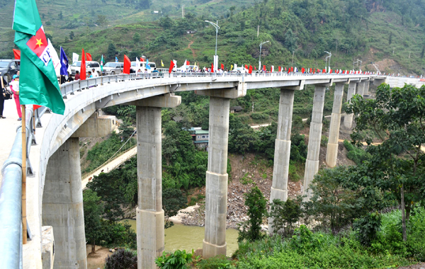 Cầu Cốc Pài bắc qua sông Chảy đã thông xe.