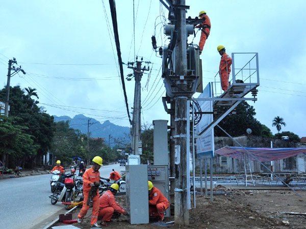 Công nhân Điện lực thành phố Hà Giang bảo dưỡng, sửa chữa, thay thế mới trạm biến áp đảm bảo cung cấp điện an toàn, ổn định cho nhân dân trong dịp Tết Nguyên đán.