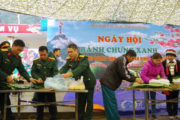 Các đơn vị tham gia Ngày hội Bánh chưng xanh.                     Ảnh: Lê Duẩn