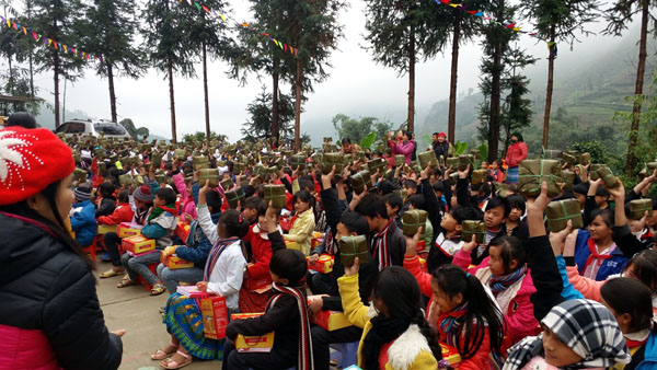 Đoàn từ thiện tặng quà Tết cho các em học sinh của xã Sủng Thài (Yên Minh). Ảnh: Do Đoàn từ thiện cung cấp