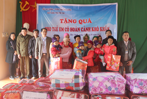 Quỹ bảo trợ trẻ em trao quà Tết cho các hộ có hoàn cảnh khó khăn tại xóm Lùng Tắm, thôn Bản Bó, xã Yên Định.