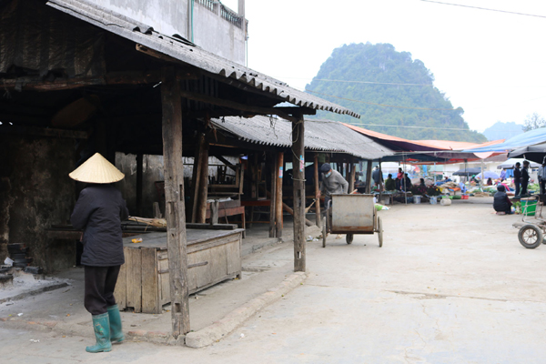 Chợ thị trấn Tam Sơn (Quản Bạ) đang xuống cấp nghiêm trọng. 