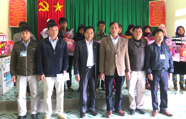 Phó Giám đốc Công ty Điện lực Hà Giang trao tặng quà cho cấp ủy, chính quyền và các hộ nghèo có hoàn cảnh đặc biệt khó khăn xã Cán Tỷ (Quản Bạ).