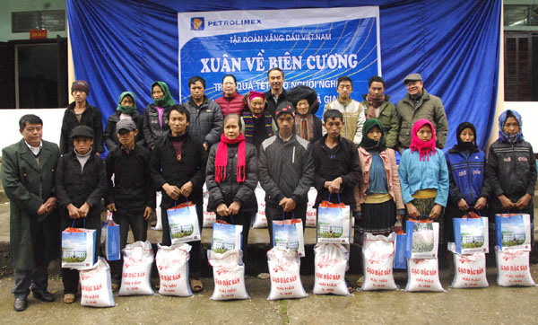 Lãnh đạo Tập đoàn Xăng dầu Việt Nam, Công ty Xăng dầu Hà Giang tặng gạo và quà tết cho hộ nghèo tại xã Lũng Phìn.