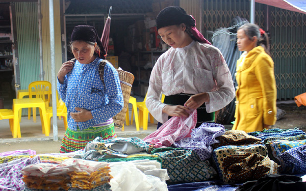 Người dân Sơn Vĩ đi chợ phiên sắm Tết.