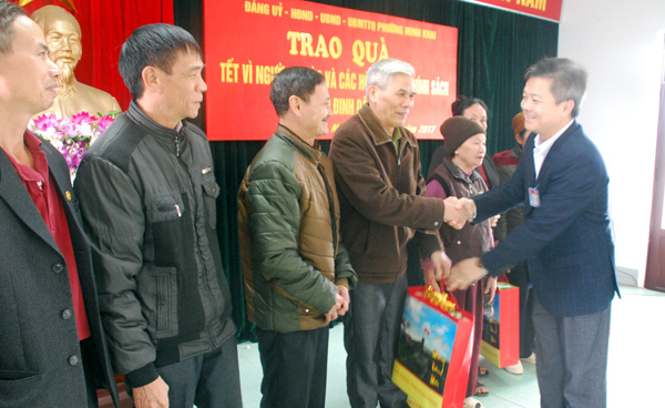 Đồng chí Trần Quang Minh, Chánh Văn phòng Tỉnh ủy trao quà Tết cho các hộ gia đình chính sách phường Minh Khai.