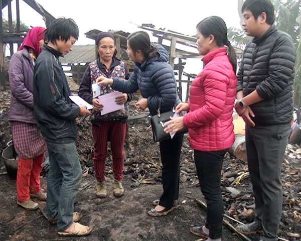 Đồng chí Đặng Thị Phượng, Phó Chủ tịch UBND huyện trao tiền hỗ trợ cho gia đình.