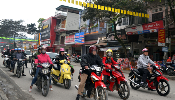 Người tham gia giao thông trên địa bàn TP. Hà Giang chấp hành nghiêm tín hiệu đèn giao thông và đội mũ bảo hiểm khi ngồi trên mô tô, xe gắn máy, xe đạp điện.