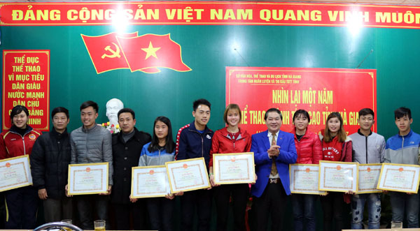 Lãnh đạo Sở VH,TT&DL tỉnh trao giấy khen cho 11 VĐV có thành tích xuất sắc.