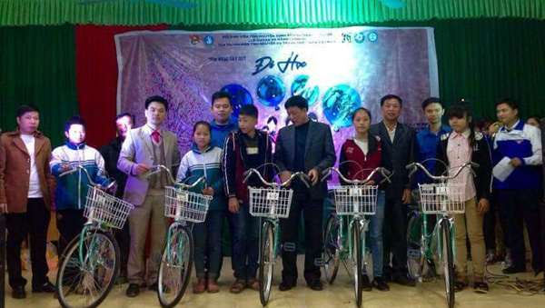 Lãnh đạo xã Yên Hà, Hội LHTN huyện Quang Bình và đại diện Đội sinh viên TNXK 2 trường tặng xe đạp cho các em học sinh.