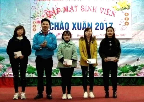 Lãnh đạo Hội LHTN huyện Quang Bình trao quà cho các sinh viên có