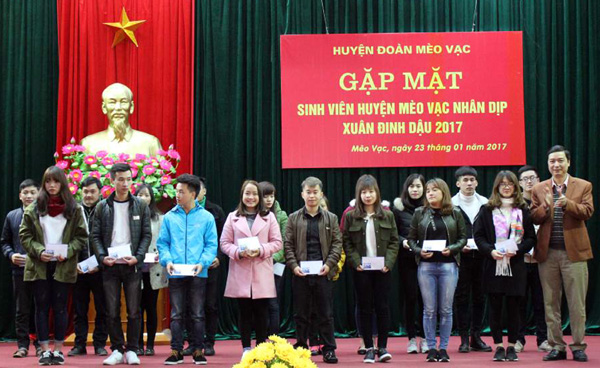 Lãnh đạo huyện Mèo Vạc tặng quà các sinh viên nhân dịp xuân Đinh Dậu năm 2017.