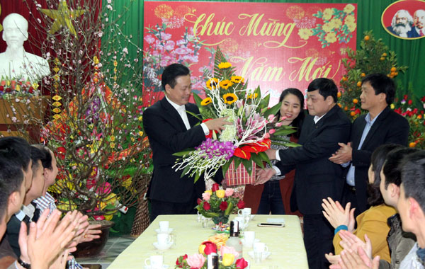 Chủ tịch UBND tỉnh Nguyễn Văn Sơn tặng hoa và quà tập thể Ban giám đốc và cán bộ, phóng viên Đài Phát thanh – truyền hình tỉnh.
