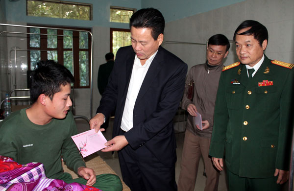 Bệnh nhân năm điều trị nội trú tại Bệnh xá D40 được Chủ tịch UBND tỉnh Nguyễn Văn Sơn đến thăm, tặng quà.