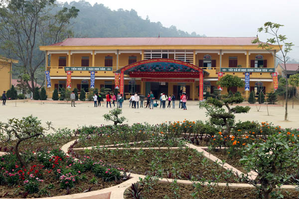 Khuôn viên Trường THCS Quyết Tiến rộng rãi, sạch, đẹp.