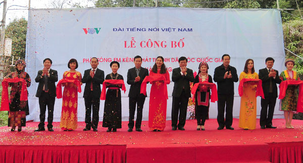 Tổng Giám đốc Đài Tiếng nói Việt Nam Nguyễn Thế Kỷ và Bí thư Tỉnh ủy Triệu Tài Vinh cùng Chủ tịch UBND tỉnh Nguyễn Văn Sơn và các đại biểu cắt băng khánh thành đưa vào sử dụng máy phát sóng FM kênh phát thanh dân tộc Quốc gia.