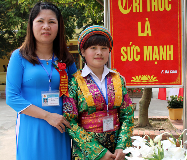 Sùng Thị Chấu (bên phải) cùng cô giáo dạy môn Địa lý.