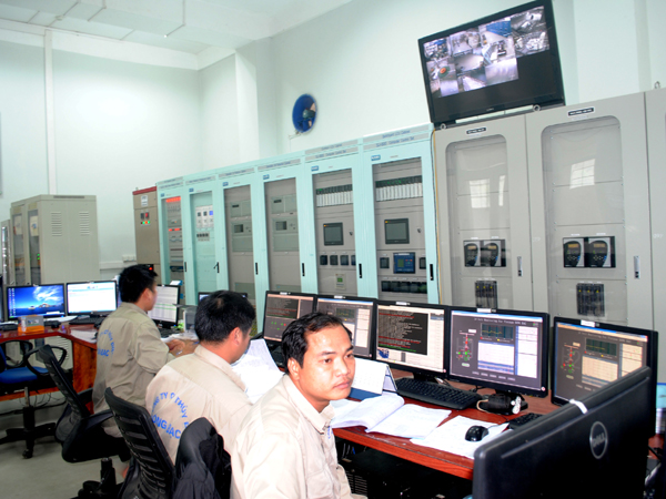 Cán bộ kỹ thuật NMTĐ Sông Bạc theo dõi các thông số từ phòng điều khiển trung tâm.
