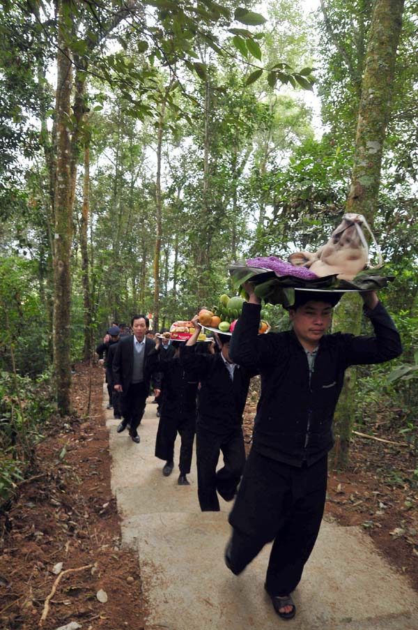 Dâng Lễ vật lên cúng rừng.