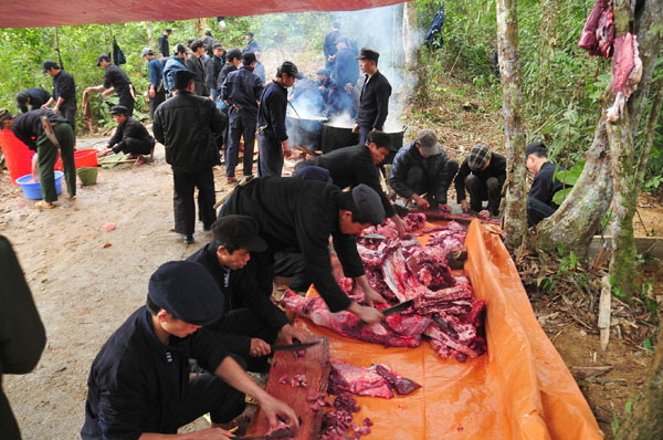 Quá trình chế biến và nấu nướng thức ăn đều do đàn ông dân tộc Nùng đảm nhiệm.