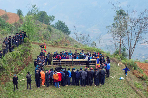 Bà con nhân dân tham gia các trò chơi.