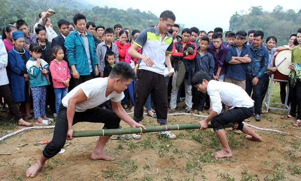 Người dân xã Phương Độ (Tp. Hà Giang) và du khách tham gia trò chơi dân gian đẩy gậy.
