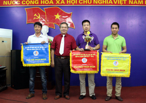 Lãnh đạo Sở Văn hóa, Thể thao và Du lịch trao cúp và cờ lưu niệm cho các đoàn VĐV đoạt giải.