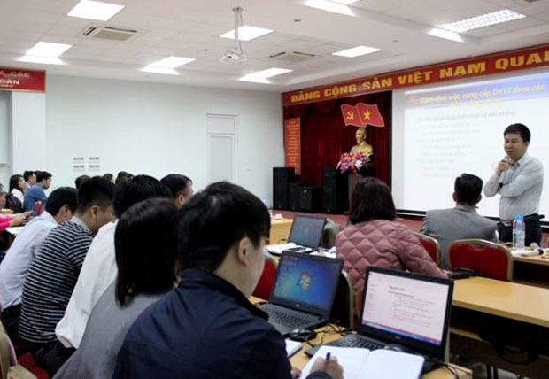 Phó Trưởng Phòng nghiệp vụ Giám định BHYT, BHXH Việt Nam Nguyễn Phúc Khoát truyền đạt nội dung tập huấn.