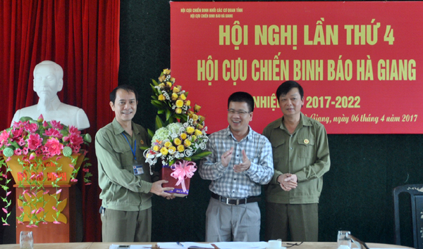 Đồng chí Nguyễn Trung Thu, Ủy viên BCH Đảng bộ tỉnh, Bí thư Chi bộ, Tổng Biên tập Báo Hà Giang tặng hoa, chúc mừng Chủ tịch, Phó Chủ tịch Hội CCB Báo Hà Giang, nhiệm kỳ 2017 - 2022.