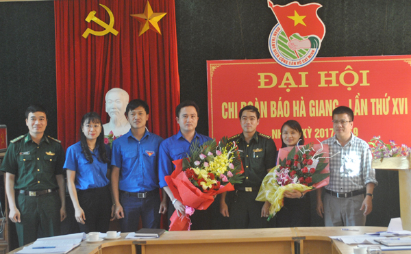 Lãnh đạo Ban Biên tập Báo Hà Giang, đại diện Đoàn Khối các cơ quan tỉnh và Chi đoàn Đồn Biên phòng cửa khẩu Quốc tế Thanh Thủy tặng hoa, chúc mừng BCH Chi Đoàn Báo Hà Giang, nhiệm kỳ 2017 - 2019.