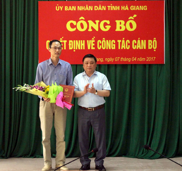 Phó Chủ tịch UBND tỉnh Nguyễn Minh Tiến trao Quyết định bổ nhiệm cán bộ cho đồng chí Vũ Đình Huy.