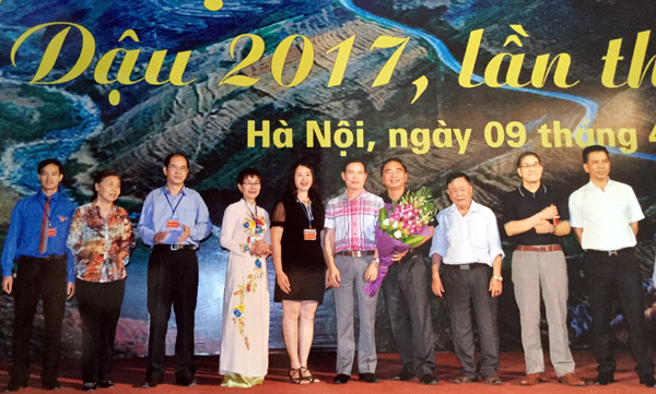 Bí thư Tỉnh ủy Triệu Tài Vinh tặng hoa chúc mừng Ban liên lạc Hội người Hà Giang tại Hà Nội nhiệm kỳ mới