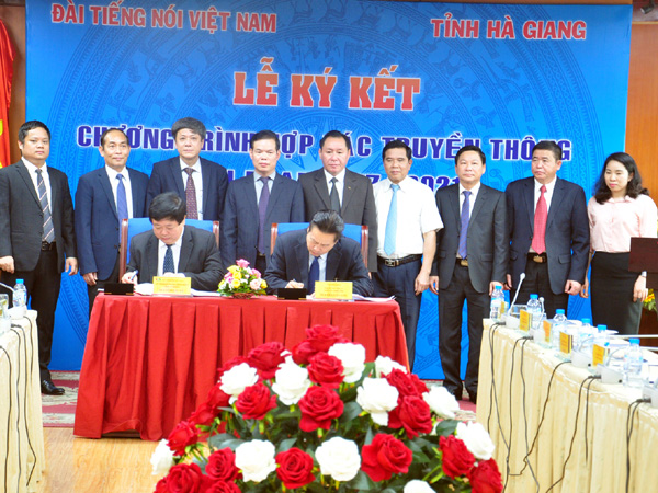 Tổng Giám đốc VOV Nguyễn Thế Kỷ và Chủ tịch UBND tỉnh Nguyễn Văn Sơn đã ký kết Chương trình hợp tác truyền thông.