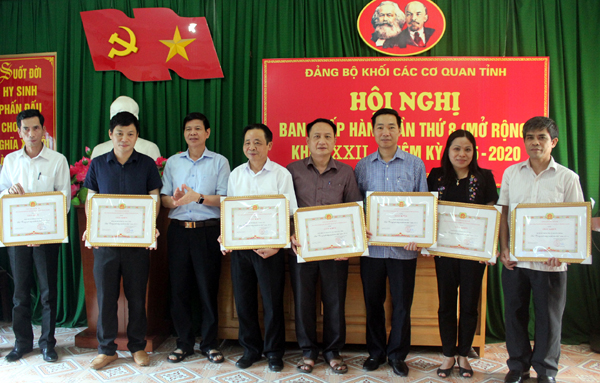 Đồng chí Nguyễn Trung Tài, Bí thư Đảng ủy khối các Cơ quan tỉnh tặng Giấy khen cho các Chi, Đảng bộ đạt trong sạch, vững mạnh tiêu biểu năm 2016.