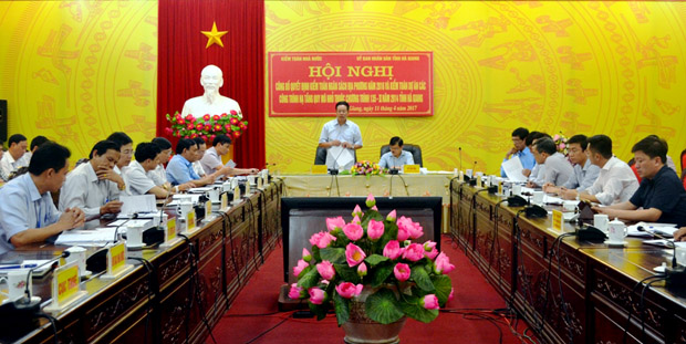 Chủ tịch UBND tỉnh Nguyễn Văn Sơn phát biểu tại hội nghị.