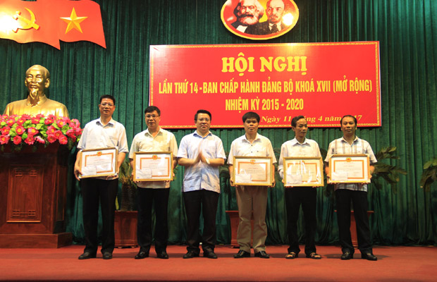 Bí thư Thành ủy Trần Mạnh Lợi trao Giấy khen cho các tập thể, cá nhân có thành tích xuất sắc. 