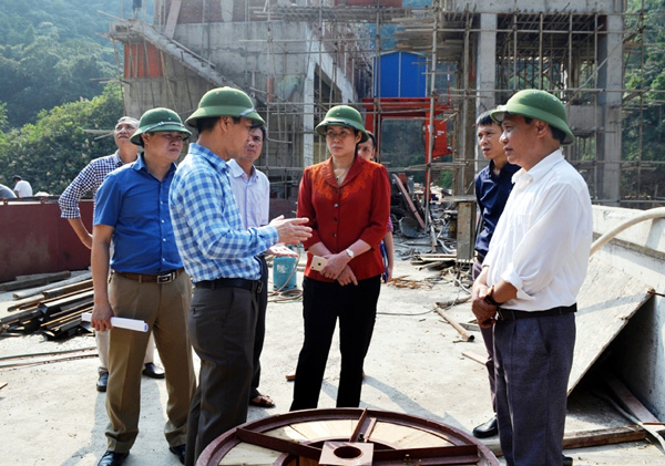 Phó Chủ tịch UBND tỉnh Hà Thị Minh Hạnh và đoàn công tác kiểm tra thực tế tiến độ thi công tại Nhà máy Thủy điện Thuận Hòa.