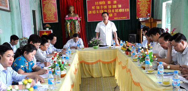Chủ tịch UBND tỉnh Nguyễn Văn Sơn kết  luận buổi làm việc với xã Nậm Ty.