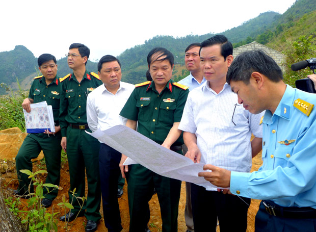 Bí thư Tỉnh ủy Triệu Tài Vinh cùng đoàn công tác khảo sát vị trí xây dựng sân bay tại các huyện thuộc Công viên địa chất toàn cầu Cao nguyên đá Đồng Văn.
