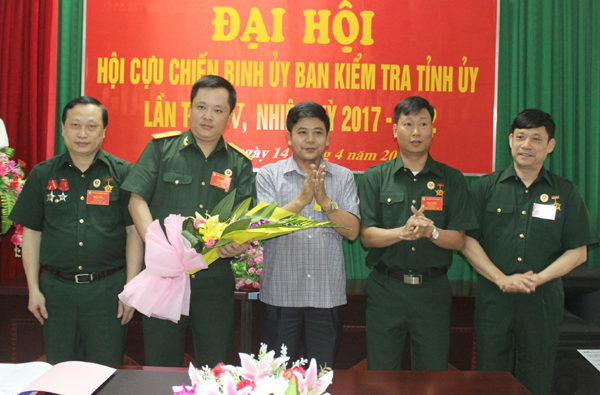 Đại diện Chi bộ UBKT Tỉnh ủy tặng hoa chúc mừng Chủ tịch, Phó Chủ tịch Hội CCB UBKT Tỉnh ủy nhiệm kỳ mới và Đại biểu đi dự Đại hội cấp trên.