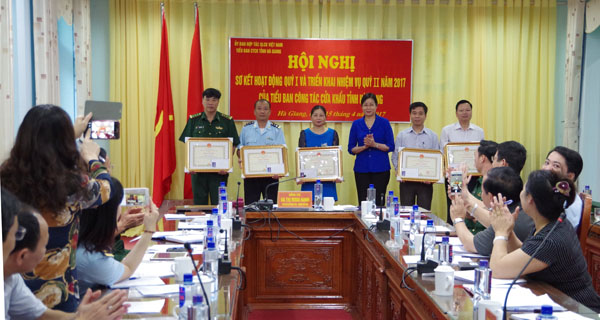 Đồng chí Phó Chủ tịch UBND tỉnh trao Bằng khen của UBND tỉnh cho các tập, cá nhân thuộc Tiểu ban Cửa khẩu có thành tích xuất sắc trong thực hiện nhiệm vụ.