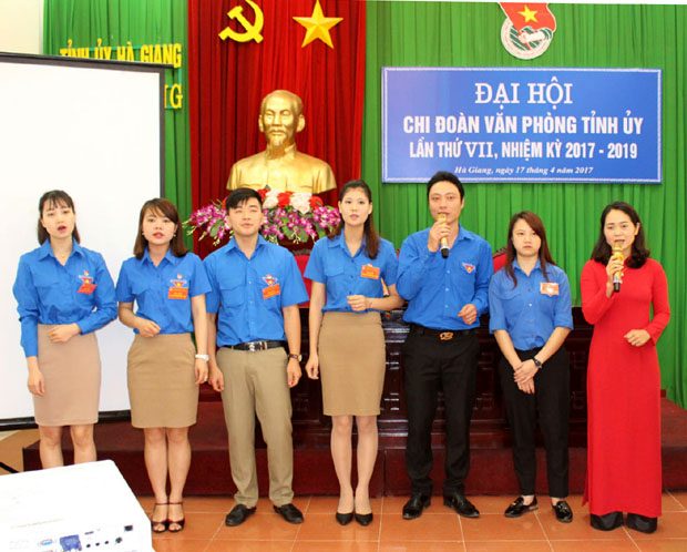 Tiết mục văn nghệ chào mừng Đại hội của các ĐVTN Chi đoàn Văn phòng Tỉnh ủy.