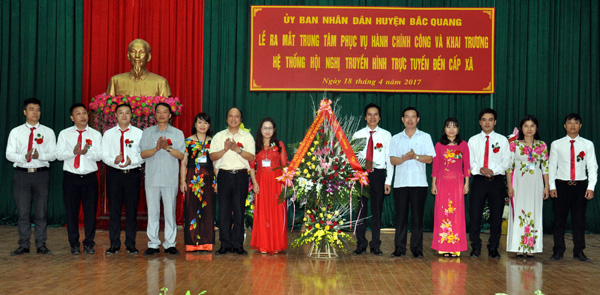 Bí thư Tỉnh ủy Triệu Tài Vinh tặng Lẵng hoa chúc mừng cán bộ, công chức Trung tâm Phục vụ hành chính công huyện Bắc Quang.