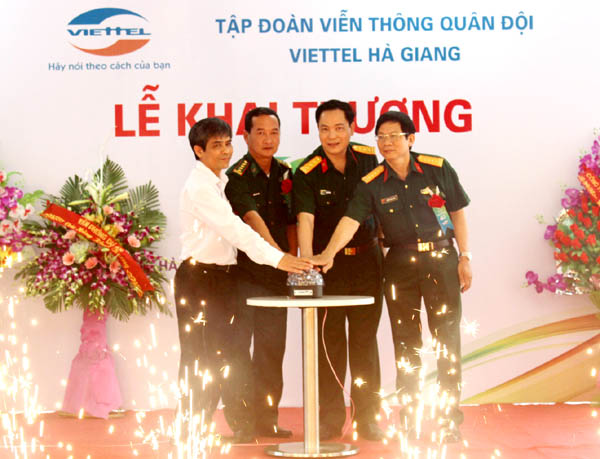 Các đại biểu ấn nút công bố sự kiện thử nghiệm dịch vụ 4G chính thức bắt đầu tại tỉnh Hà Giang.