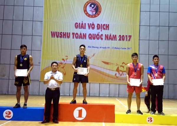 VĐV Hạng Khái Giàng (người đứng giữa) đoạt Huy chương Vàng môn WuShu toàn quốc được tổ chức tại tỉnh Hải Dương.
