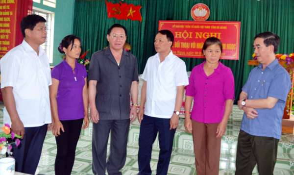Đồng chí Ly Mí Lử, Ủy viên BTV Tỉnh ủy, Trưởng ban Dân vận Tỉnh ủy, Chủ tịch UBMTTQVN tỉnh Hà Giang (thứ 3 từ trái qua phải) cùng lãnh đạo Sở Nông nghiệp và Phát triển nông thôn, huyện Bắc Quang trao đổi với người dân xã Kim Ngọc bên lề hội nghị 